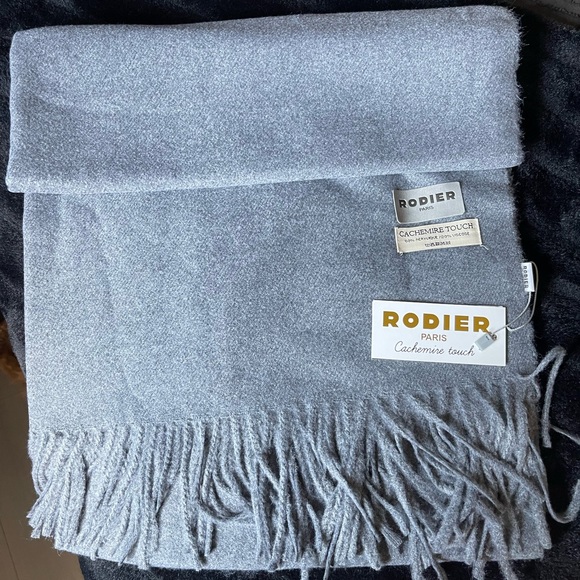 Cashmere touch scarf- super soft - brand new in bag - Picture 4 of 4